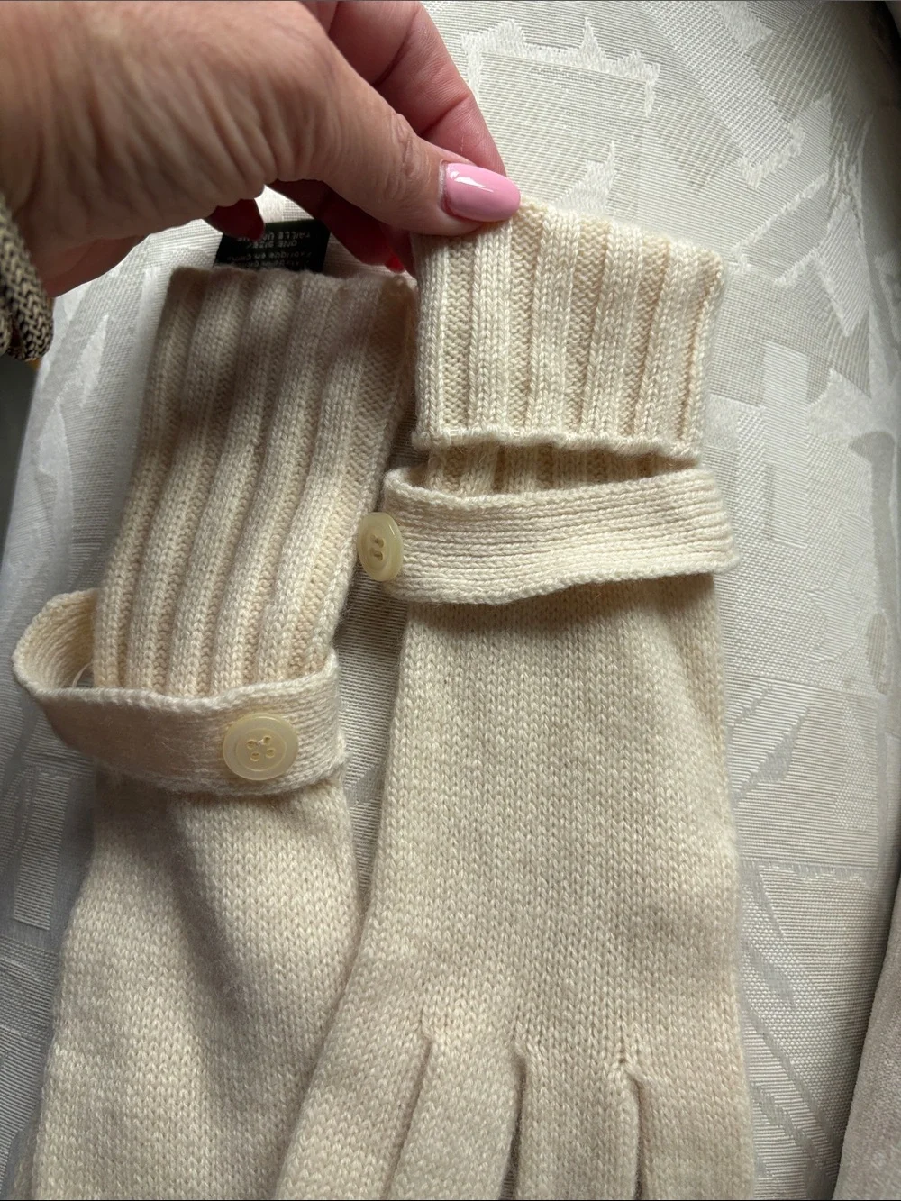 Eddie Bauer 100% cashmere Cream Knit Cuffed Gloves women’s one size